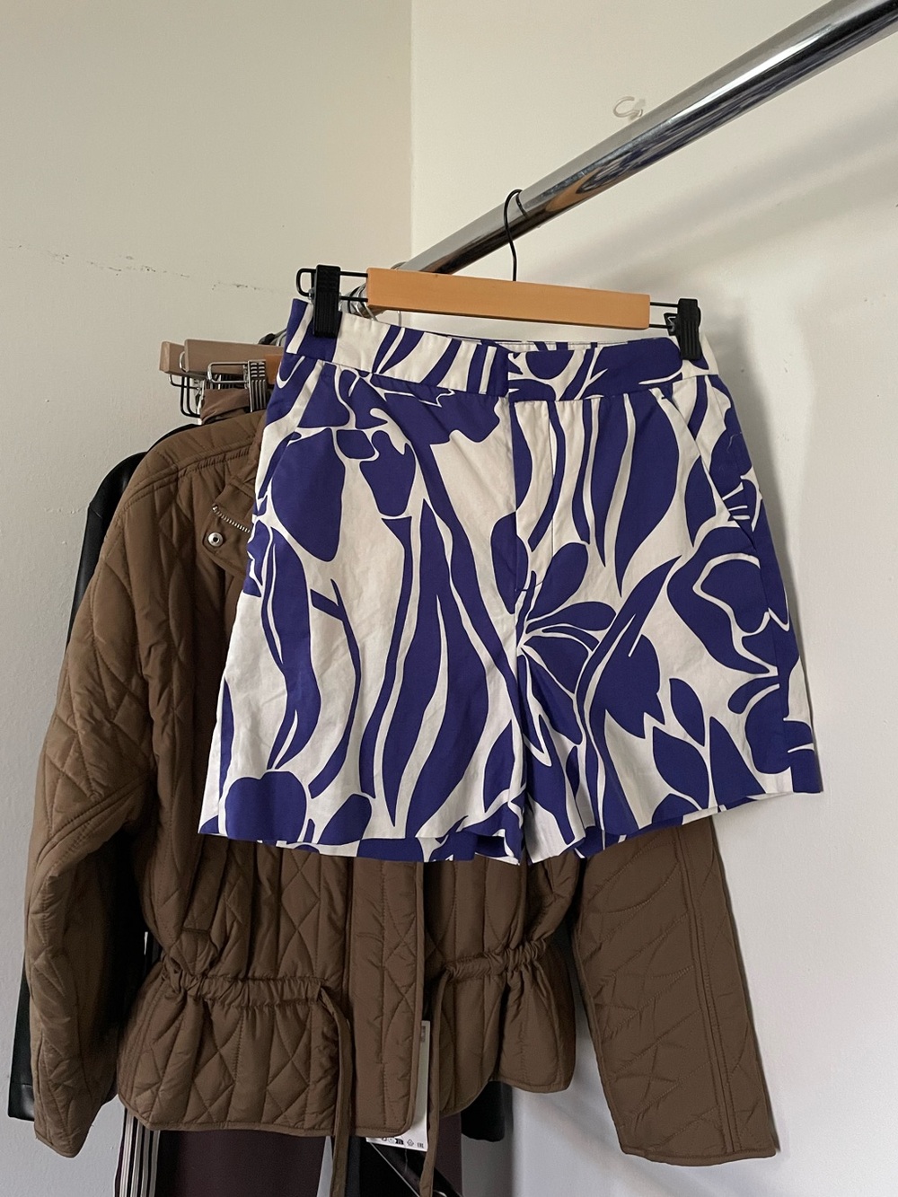 3/$15 Zara White and Blue Patterned Shorts